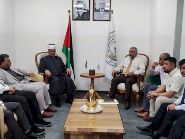 وزير الأوقاف و الشؤون الدينية سماحة الشيخ حاتم البكري و الوفد المرافق خلال زيارة المقر الجديد لكلية العلوم الإسلامية 