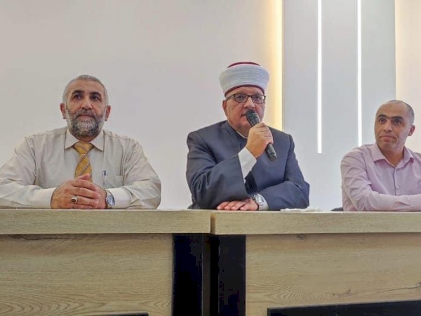 سماحة الشيخ حاتم البكري وزير الأوقاف والشؤون خلال لقائه طلبة كلية العلوم الإسلامية في الظاهرية بحضور عميد الكلية الدكتور خالد السراحنة والطاقم الأكاديمي.