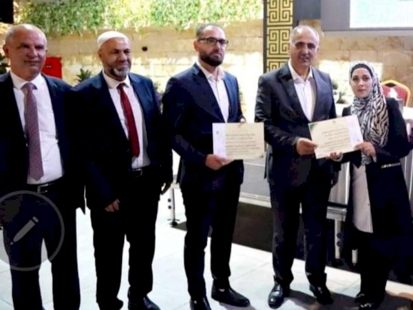 تكريم كل من الطالبة إسراء عوض ومشرفها الدكتور معتصم سكافي والأستاذ محمد عقل عضو لجنة الأنشطة من الكلية بمناسبة فوزهم في المسابقات الطلابية للعام 2023، حيث حصلوا على المركز الثالث في مسابقة البحث العلمي.