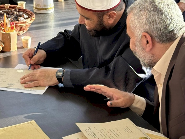 لقاء سماحة الشيخ الأستاذ الدكتور محمد مصطفى نجم، وزير الأوقاف والشؤون الدينية، بعميد الكلية الأستاذ الدكتور خالد مصطفى السراحنة، واعتماد وتوقيع شهادات الطلبة الخريجين.