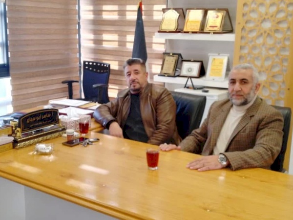 عميد الكلية أ.د. خالد مصطفى السراحنة، والنائب الإداري د. ناصر دودين خلال زيارتهم لمدير أوقاف مديرية دورا الشيخ ساهر أبو سباع لبحث تعزيز التعاون المشترك بين الطرفين. إدارة الكلية،،، 