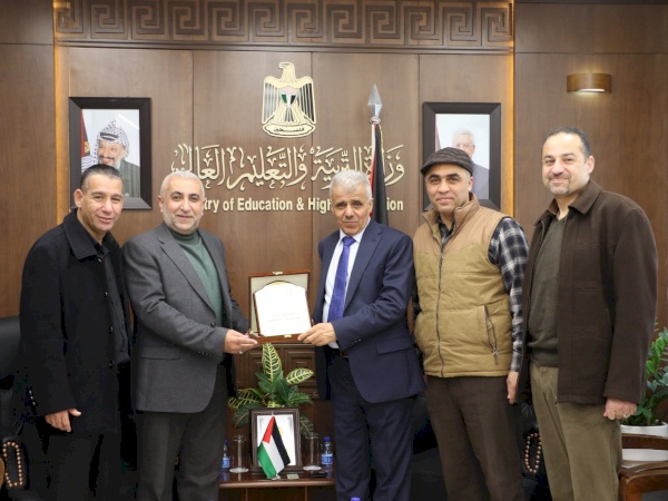 بتوجيهات سماحة الشيخ أ.د. محمد نجم وزير الأوقاف والشؤون الدينية عميد كلية العلوم الإسلامية أ. د. خالد السراحنة والنائب الأكاديمي د. علي غريب، يلتقيان بمعالي د. أمجد برهم وزير التربية والتعليم العالي، وتم بحث سبل تطوير البرامج الأكاديمية في الكلية.