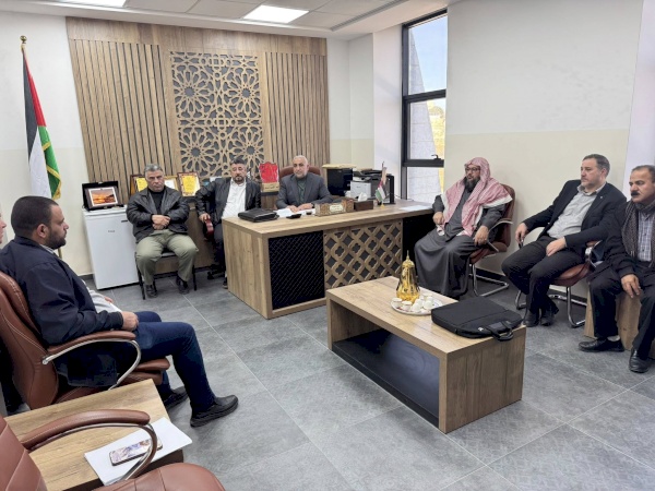 عميد الكلية والنواب ورؤساء الأقسام يجتمعون بالطاقم الأكاديمي ، وذلك لمناقشة عدة قضايا تتعلق بالمحاضرين وسير العمل في الكلية. إدارة الكلية،،،