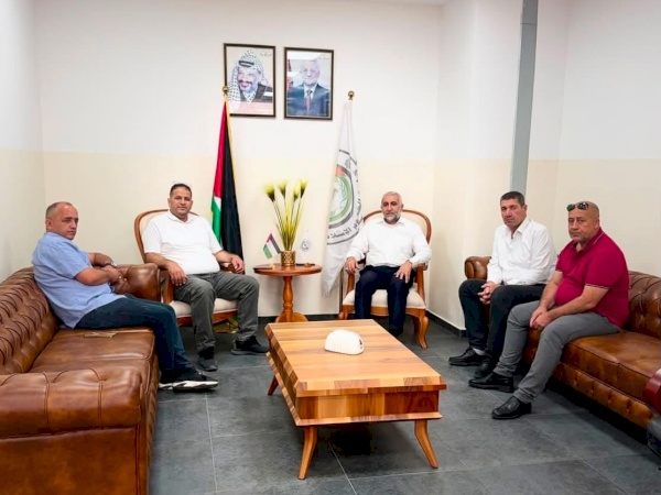 عميد الكلية الأستاذ الدكتور خالد مصطفى السراحنة، يستقبل رئيس بلدية الظاهريّة المهندس علي عباس العوايصة يرافقه أعضاء من المجلس البلدي