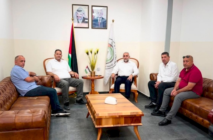 عميد الكلية الأستاذ الدكتور خالد مصطفى السراحنة، يستقبل رئيس بلدية الظاهريّة المهندس علي عباس العوايصة يرافقه أعضاء من المجلس البلدي